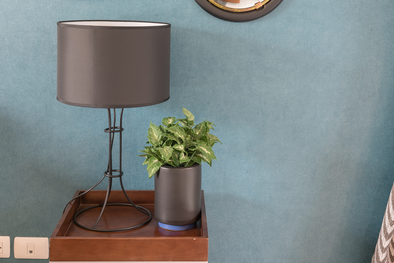 wooden-table-side-with-modern-lamp